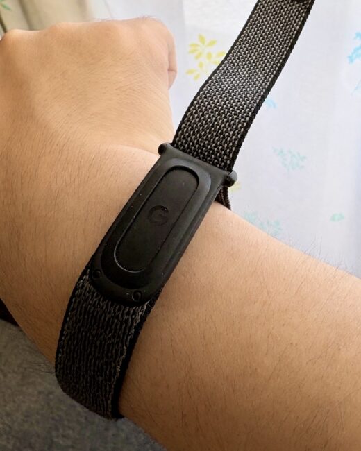 手首に装着したGoogle Fitbit Air。本体裏面のGoogleロゴが見えている