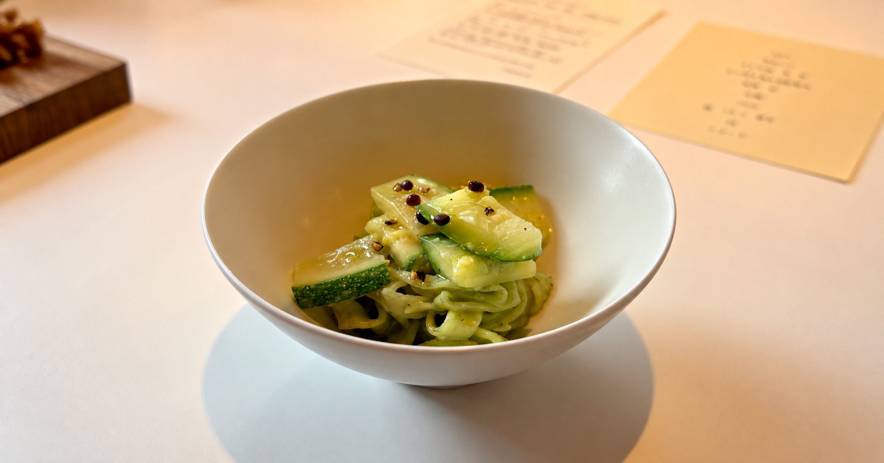 白い器に盛られたズッキーニのパスタの写真