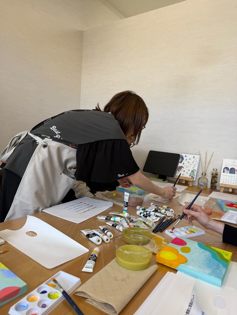 身を乗り出して参加者の手元にアドバイスする講師のChanさん