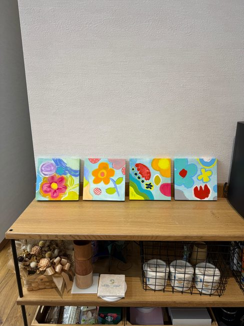 事務所の棚に並べて飾った4枚の完成作品