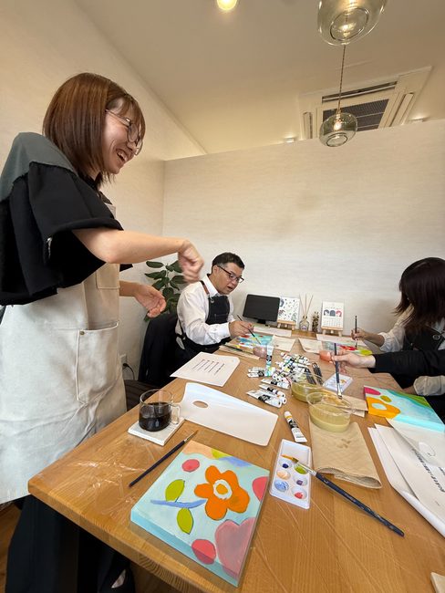 笑顔で参加者の制作を見守る講師のChanさん