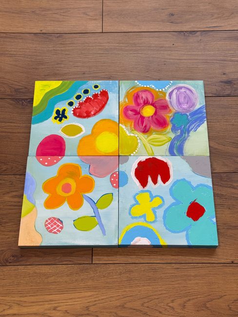 床に並べた4枚の完成作品(並べ方その1)