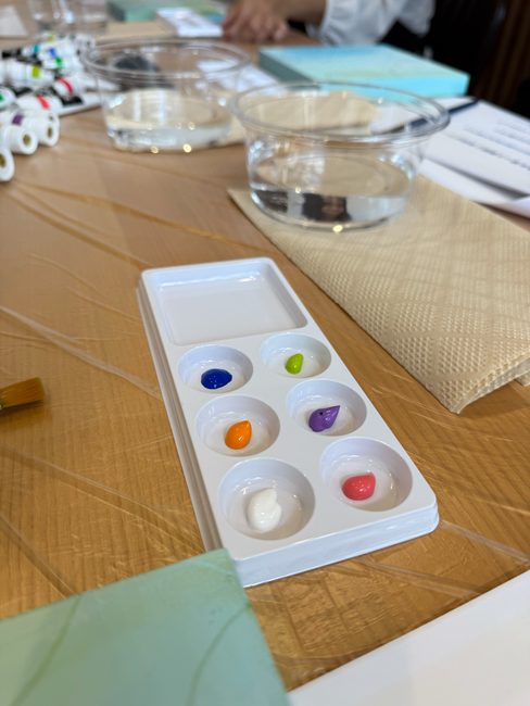 パレットに少しずつ出した色とりどりの絵の具